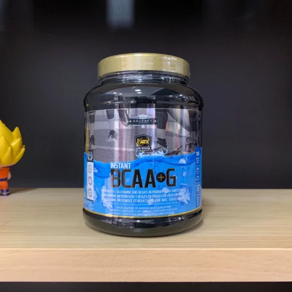 Bote mediano de color negro con etiqueta azul que contiene 1kg de bcaa's con glutamina en su proporción perfecta 2.1.1 de Leucina, Valina e Isoleucina y sin ingredientes de relleno
